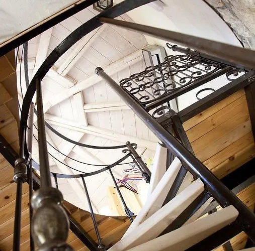 Musician's Round House & Castello Villa Vatos