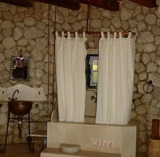 Musician's Round House & Castello Villa Vatos