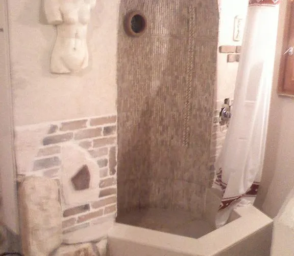 Villa Musician's Round House & Castello Vátos