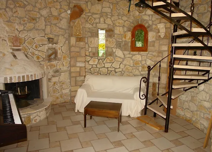 Musician's Round House & Castello Villa Vátos