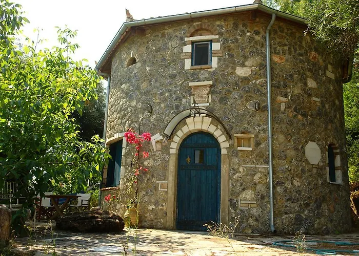 Musician's Round House & Castello Villa *