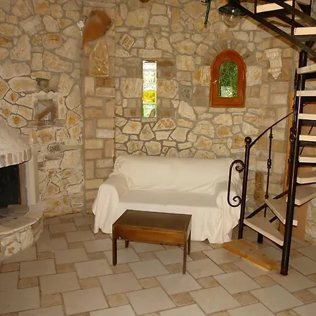 Musician's Round House & Castello וילה Vátos