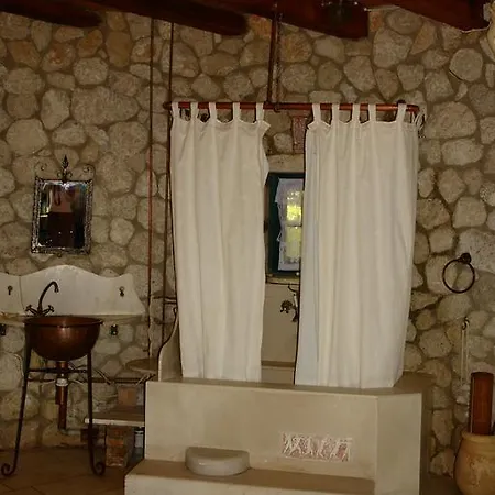 Musician's Round House & Castello וילה Vátos