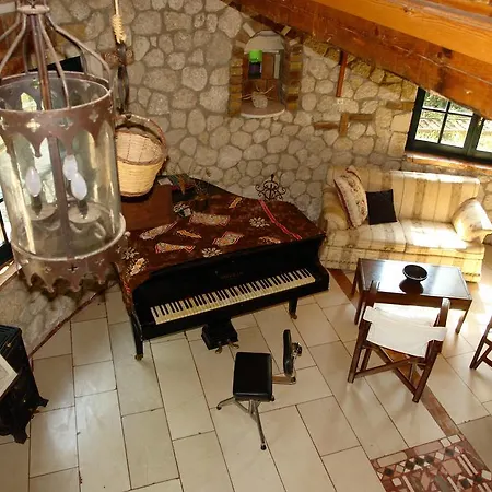 Musician's Round House & Castello וילה Vátos