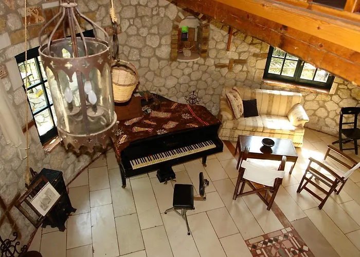 Musician's Round House & Castello Villa Vátos